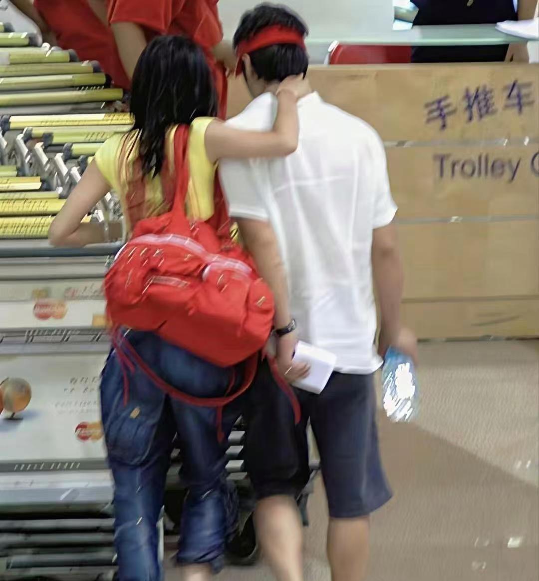 翻出2005年机场旧照！王菲李亚鹏蜜月路透，一眼就是当年心动模样✨这组机场