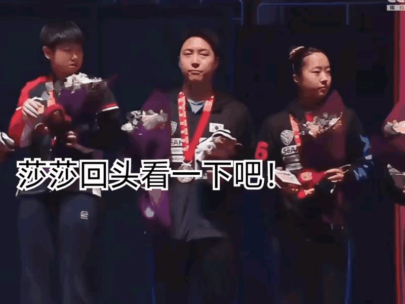 王楚钦未来一定是个好老公，今天混双比赛颁奖的时候，由于奖品太多，大头拿着鲜