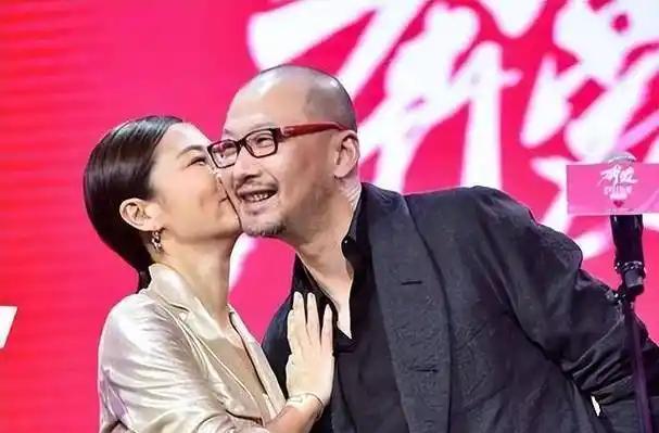 有一次，管虎晚上回家，发现家里脏乱不堪，满地都是脏衣服，他怒气大发，质问马伊琍说