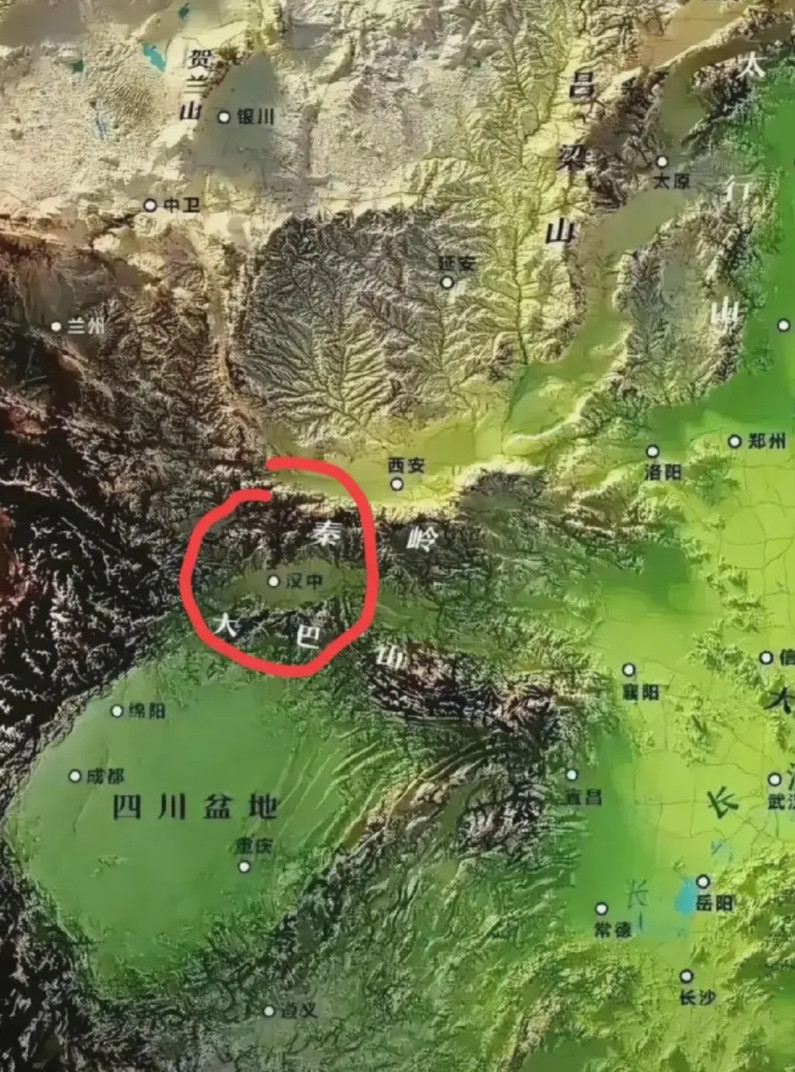 汉中地理位置挺有意思，周围都是大山，比如秦岭，大巴山，汉中属于陕西省，这里土地肥