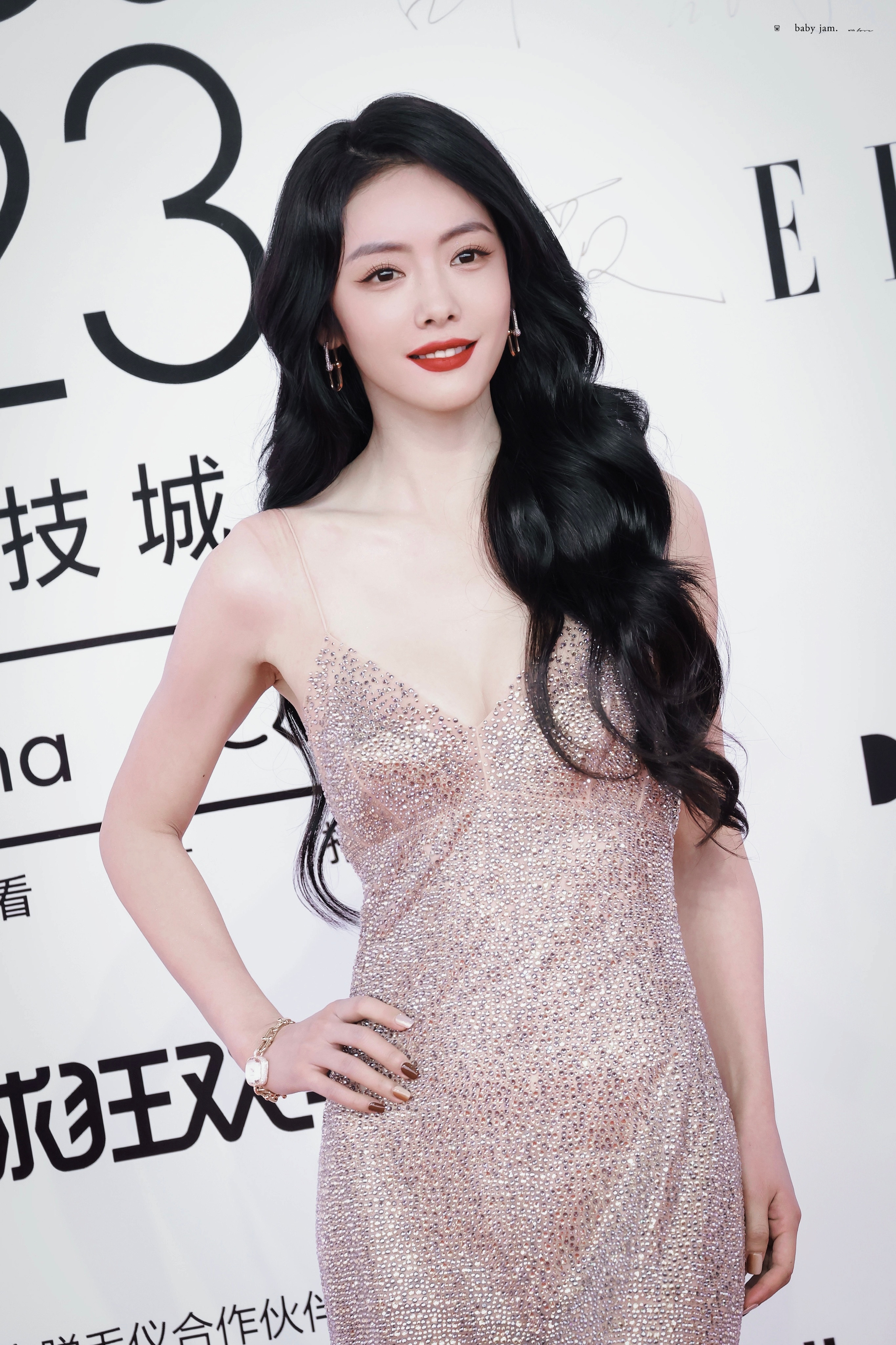 蔡文静✨鎏金碎钻裹身，大波浪卷发烫出万种风情。深V吊带勾勒出玲珑曲线，一步一履皆