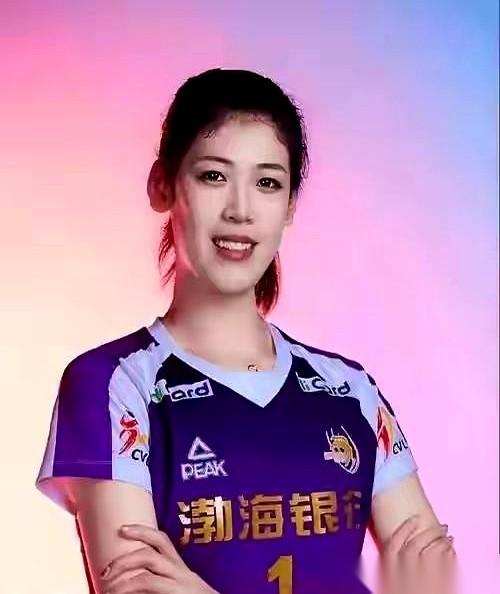 左膝髌骨软化。右踝韧带松弛。腰椎间盘膨出。然后，米兰女排的体检报告写着：通