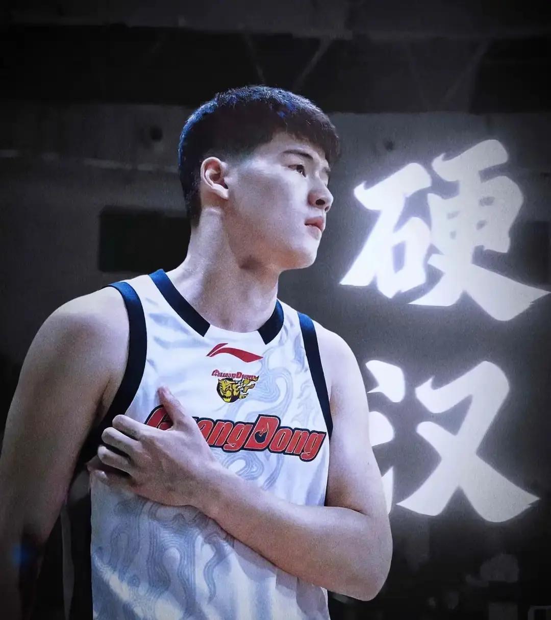 98:74，天津主场安静了杜锋带队8连胜，却藏着3个坏消息。张皓嘉13分钟