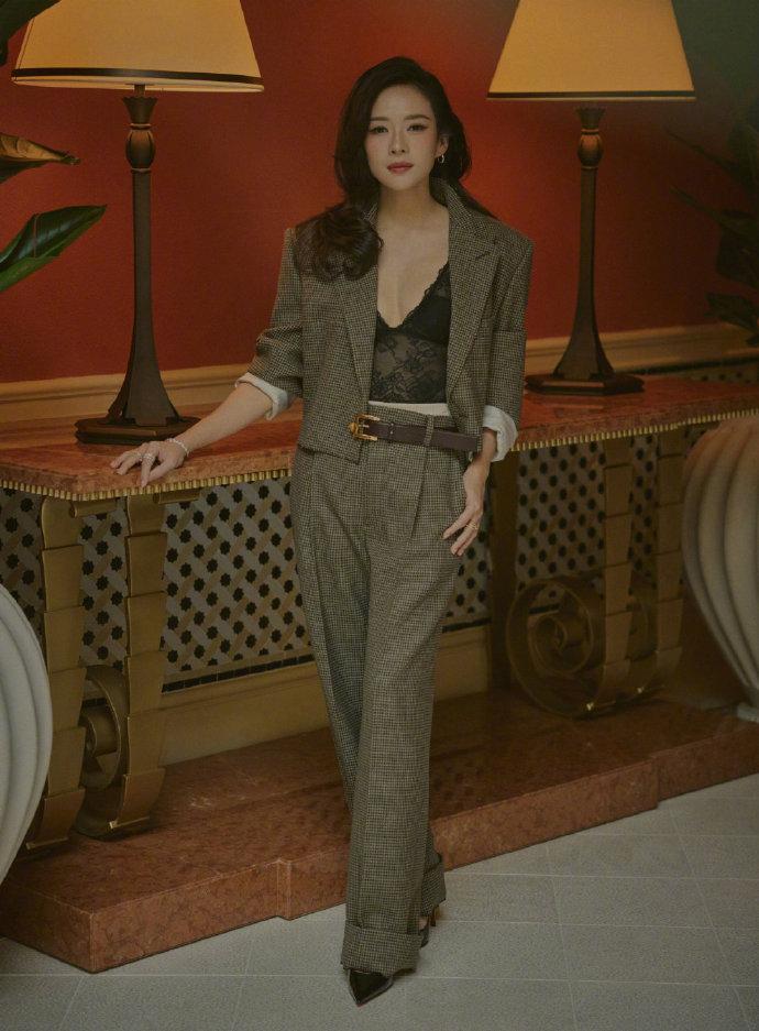 今天章子怡亮相澳门国际电影节，她这回搭配的很有格调，看起来年轻又时尚。章子怡