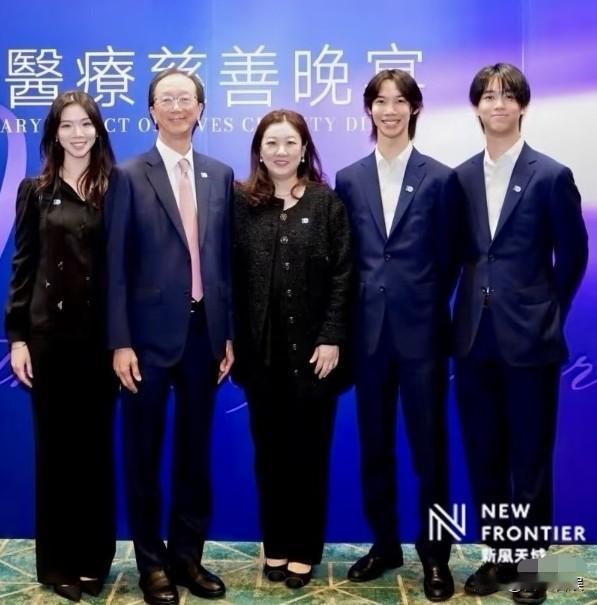 伏明霞一家五口罕见露面，三个孩子都好板正！8月15号，伏明霞一家子罕见冲上