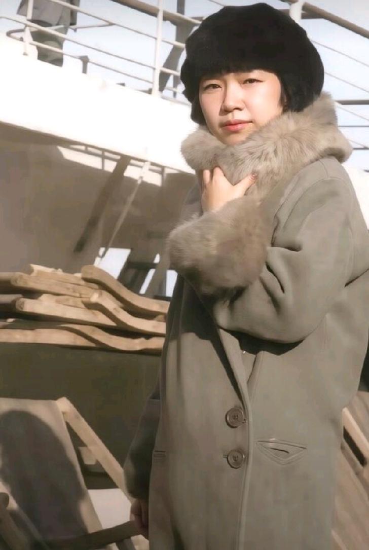 这女子名字叫施旦，她是汪精卫的秘书兼情人，图片摄于30年代的一艘远洋客轮的甲板上