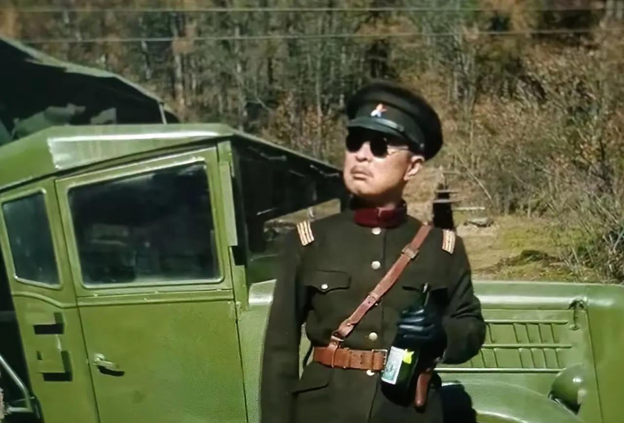 追剧《归队》林永健在剧中饰演伪军团长，大伙以为他是一个反派人物，其实他是打入日冦