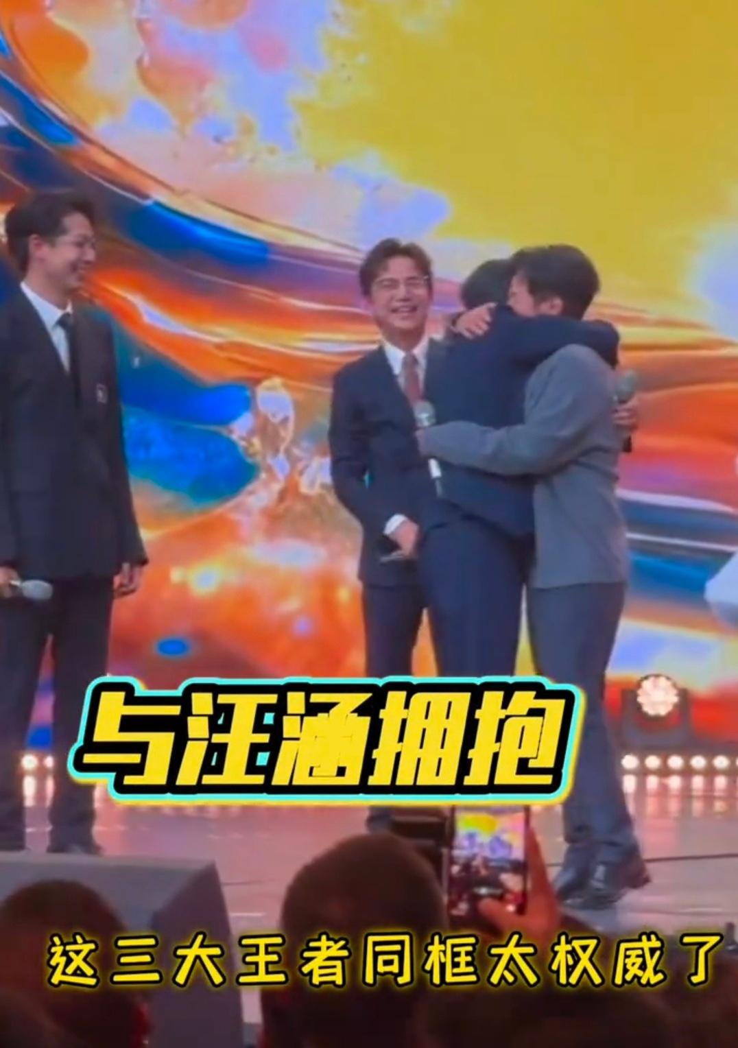 李维嘉何炅相拥而泣，这一抱，等了四年。之前就说过李维嘉是因为谢娜才下定决心复