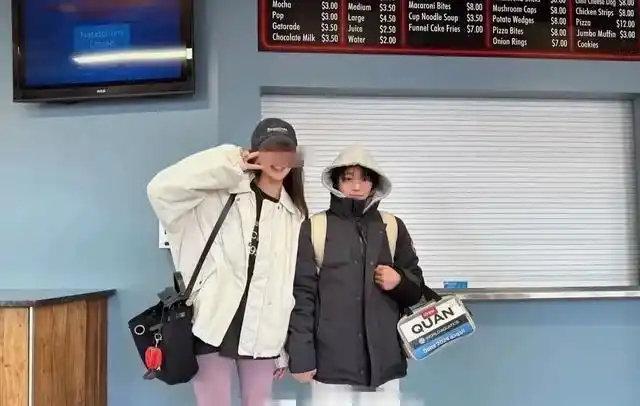 18岁全红婵温莎训练馆偶遇郭晶晶，穿加拿大鹅备战、网友送乌龟玩偶她收下了，网友：两代跳水女王同框，郭