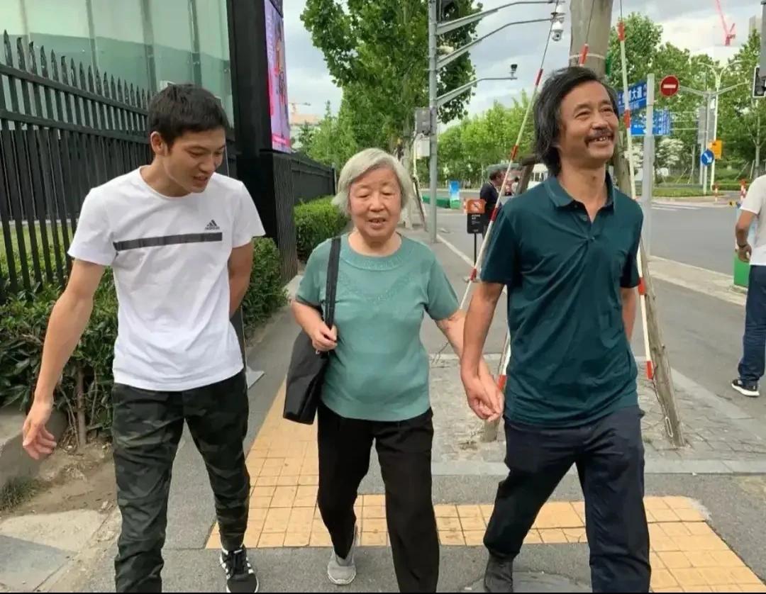 流浪大师沈巍的母亲是很喜欢刘小飞的，沈巍先生自己说过，他老母亲有孙女，外孙女，外