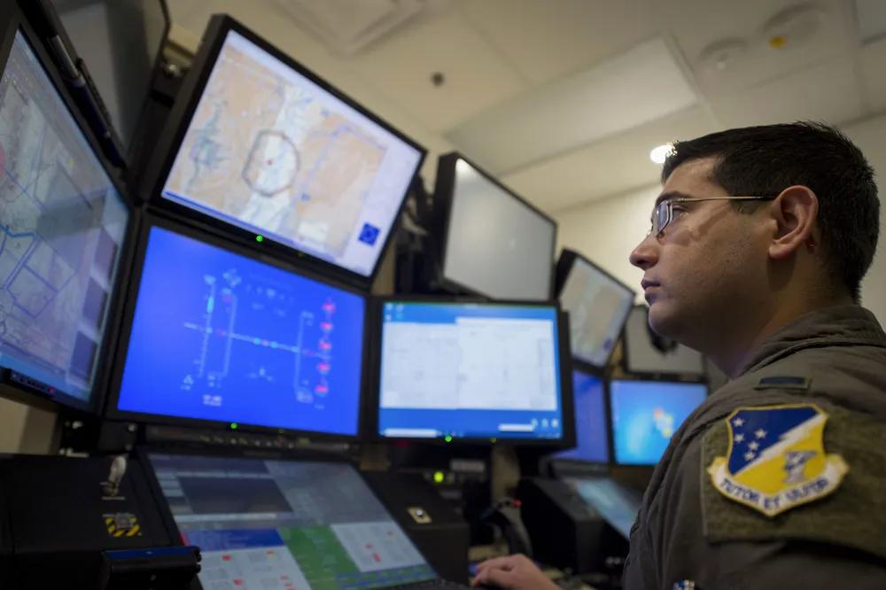 美军第6攻击中队教官飞行员一等中尉沙克在新墨西哥州霍洛曼空军基地的MQ-9死神驾