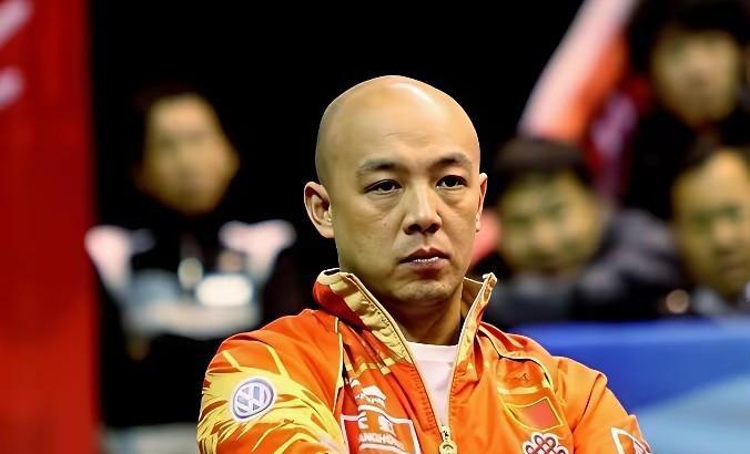 别再猜谁上谁下了。国乒这次洗牌，核心就一句话：巴黎周期，谁能为“后马龙时代”和