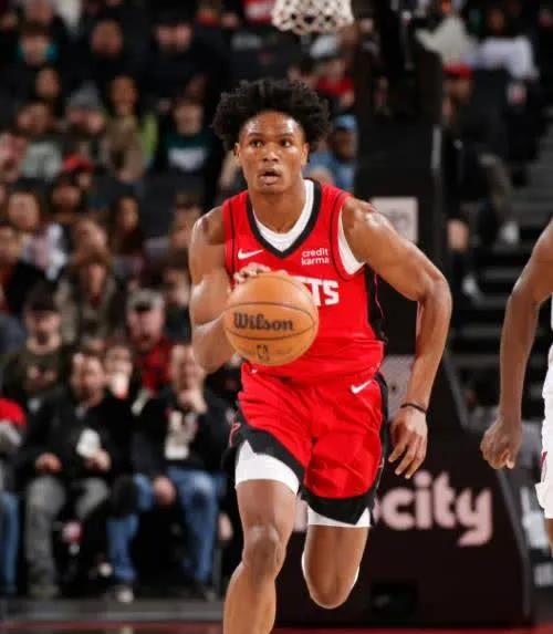 火箭本赛季最大的收获就是阿门NBA官方公布了本赛季最佳防守阵容一阵名单：丹尼尔