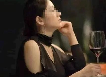 湖南，一个60岁男子去情妇家私会、喝酒，不了从楼梯上摔下来，当场人就没了！情妇的
