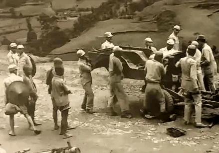 1949年，老红军黄明生回家。十几年的仗打完了，他以为是衣锦还乡，结果推开门，家