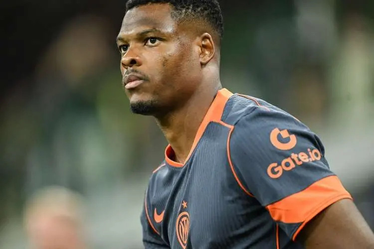 记者：邓弗里斯预计和雅克松、凯塞多同一个经纪人，前者明年才能复出记者Pasqua