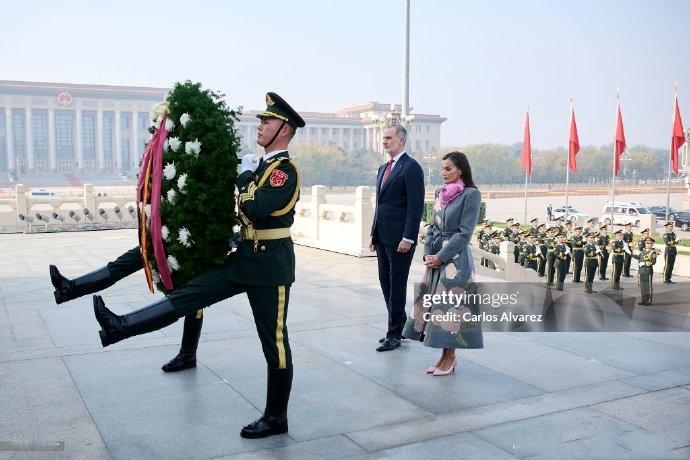 11月12日，西班牙王后和费利佩国王向人民英雄敬献花，致敬英烈！画面中，西班牙