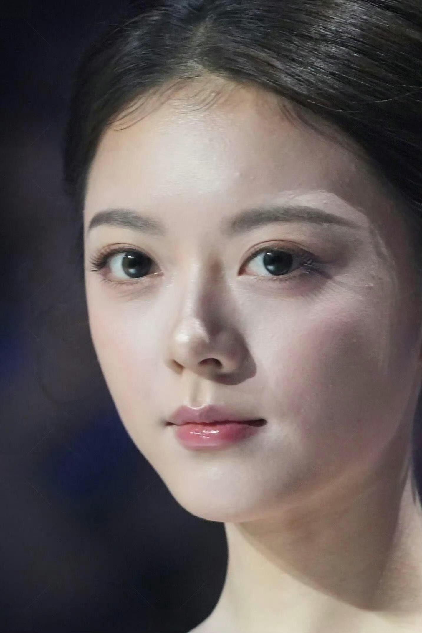 赵今麦是我见过眼裂最大的女明星，但是整体又不突兀，显得很好看