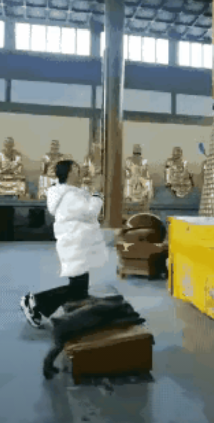 看一次笑一次。一个女子去寺庙祈福，并且带上了她家的宠物狗。女子上好香以后便毕恭毕