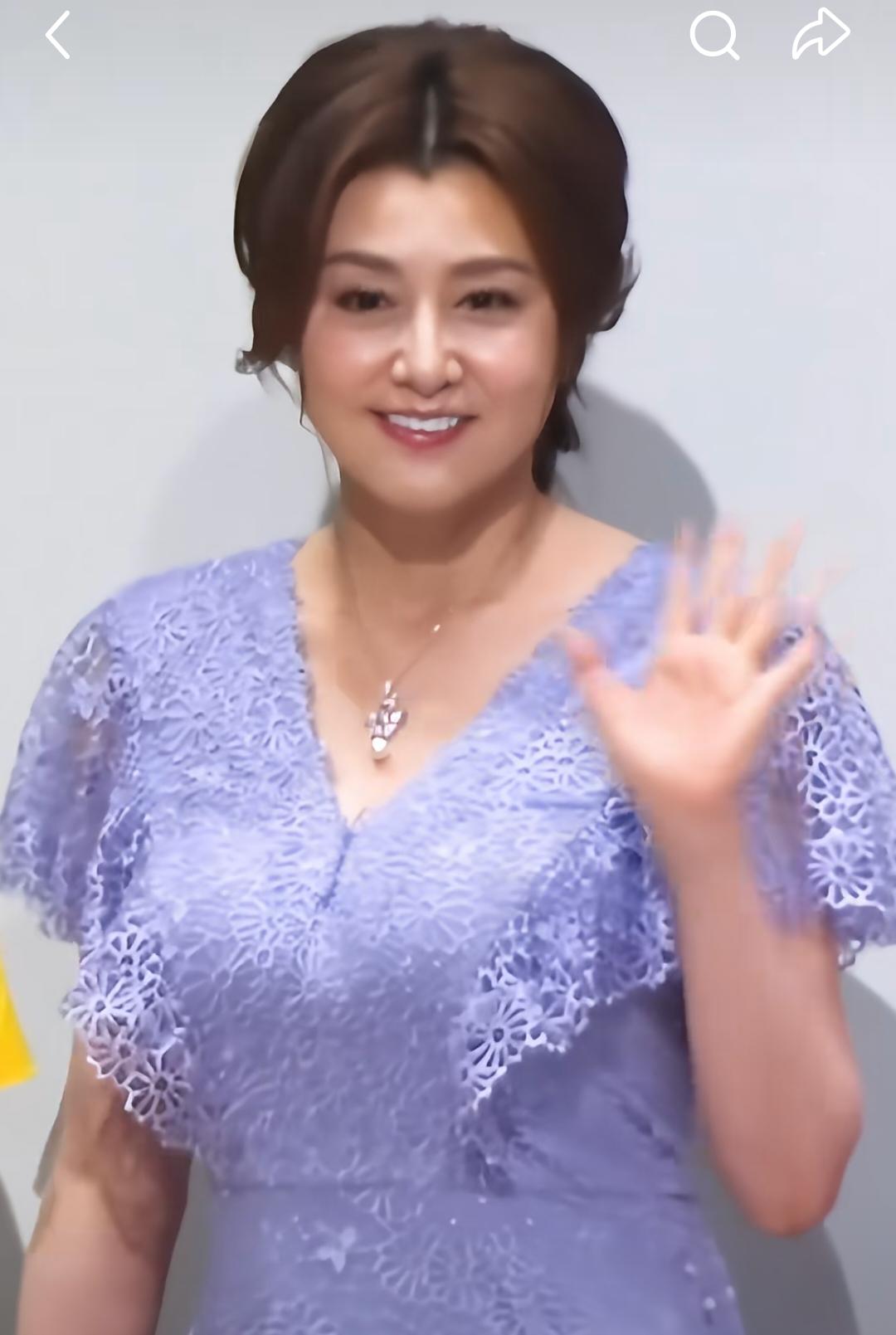 很难相信天王跟这个虎背熊腰的日本女人也谈过！反正现在看着她还很有韵味，不知道年