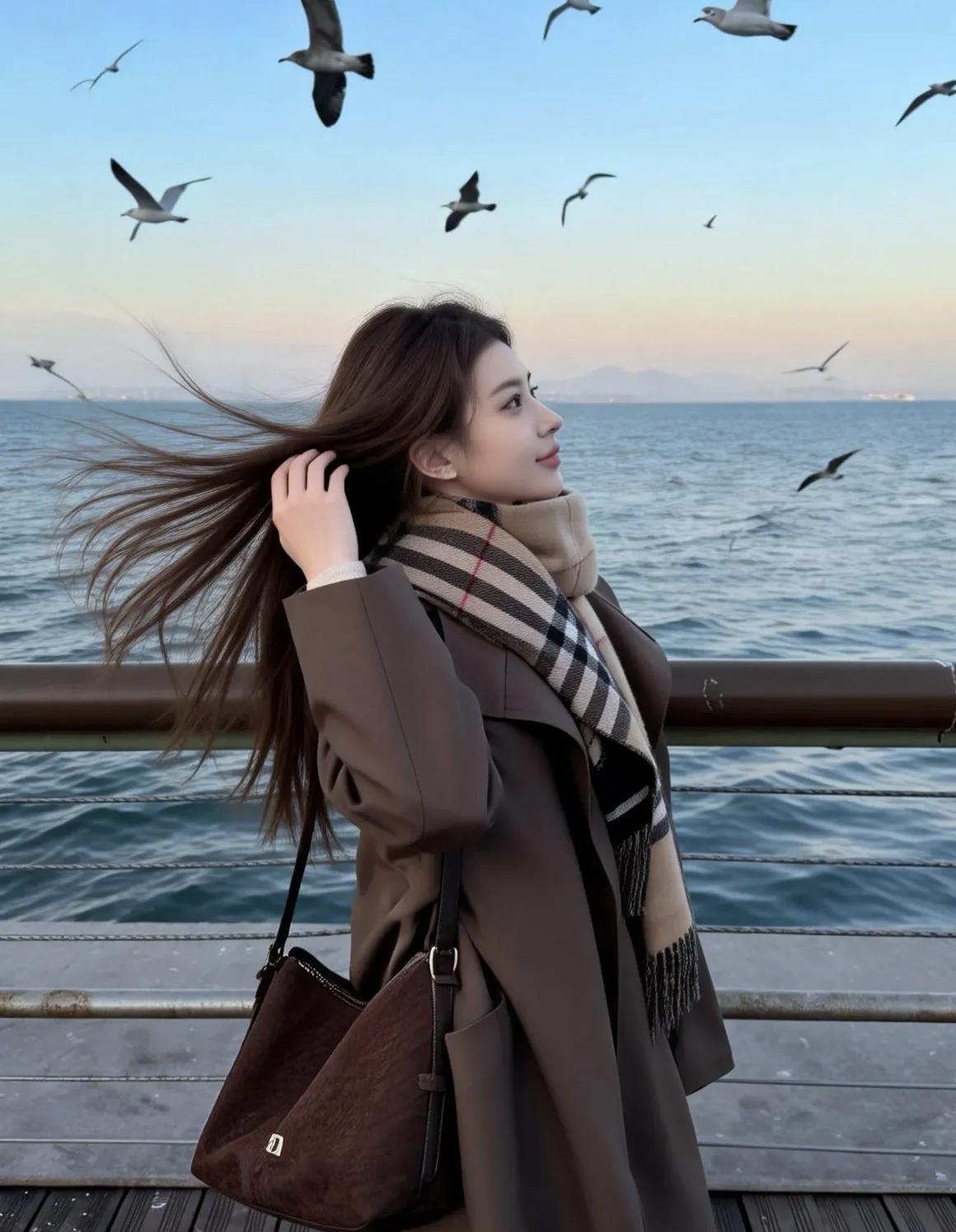 海边漫步，海鸥相伴，享受自由与宁静。想当年，有一位大领导也是去那里喂鸟，很容易被