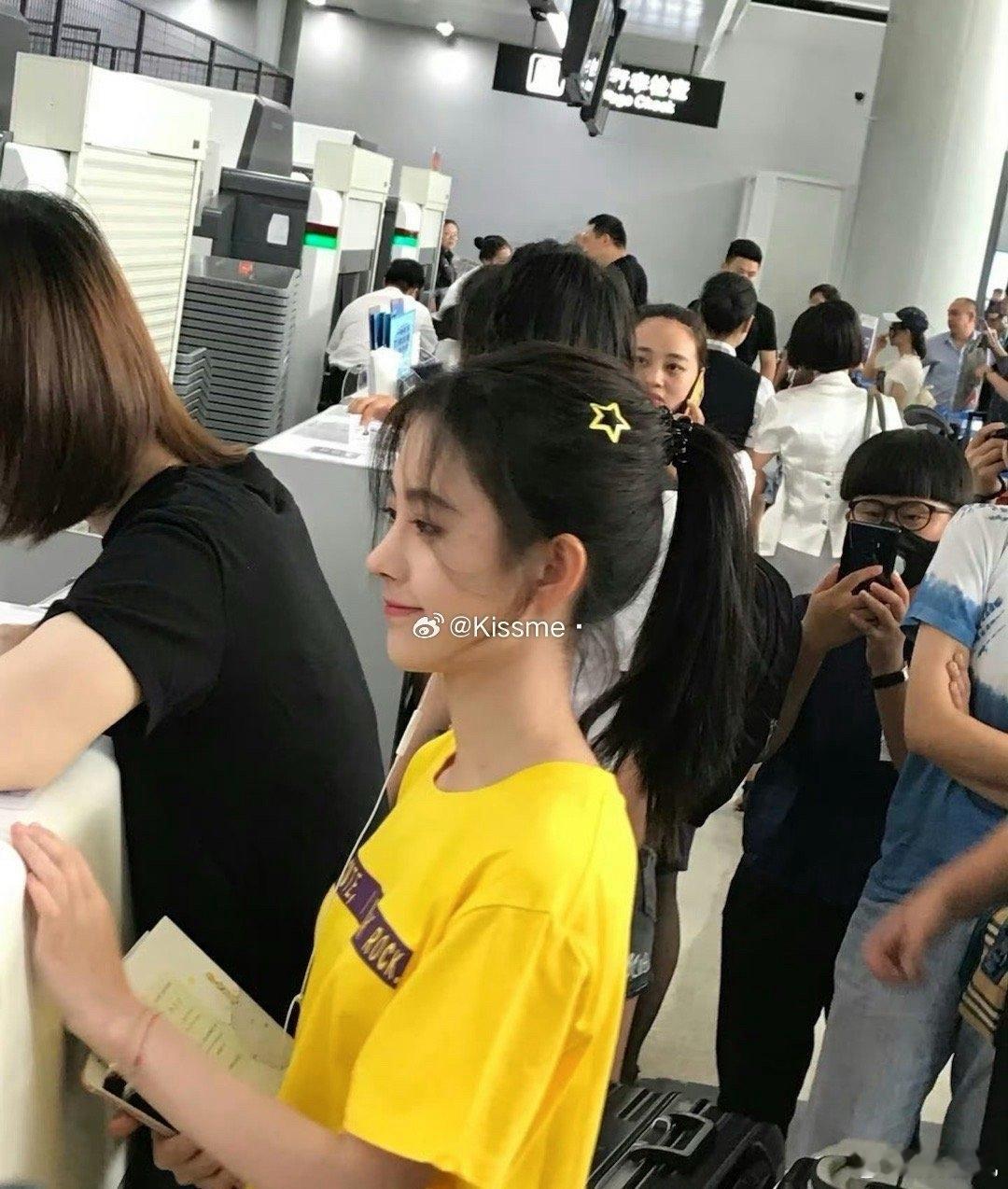 七年前在机场拍到的鞠婧祎，这生图这侧脸太绝了……