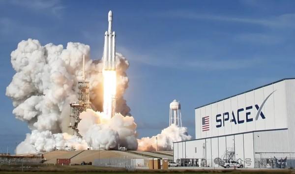 如果告诉你，SpaceX当年一枚决定公司命运的猎鹰1号，差点在运输途中被气压直接