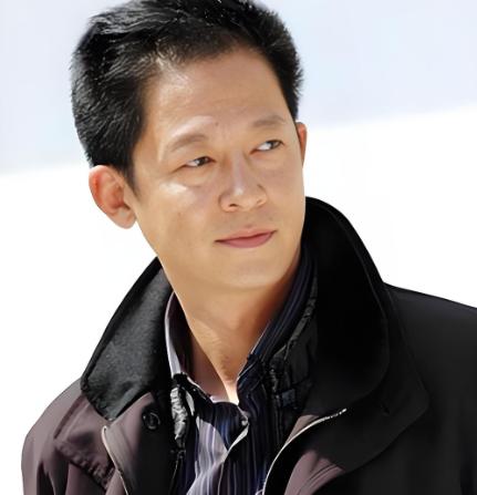 王志文说：“当你有了一定的洞察力之后，一定要学会闭嘴，不要去帮任何人分析事情