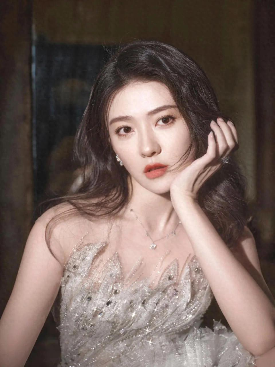 女星梁洁魅力写真：温婉优雅！