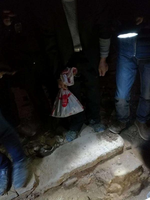 近日，多名上海IP网友发文，称车墩镇一地有人挖出银元，吸引不少人前去挖掘。目击者