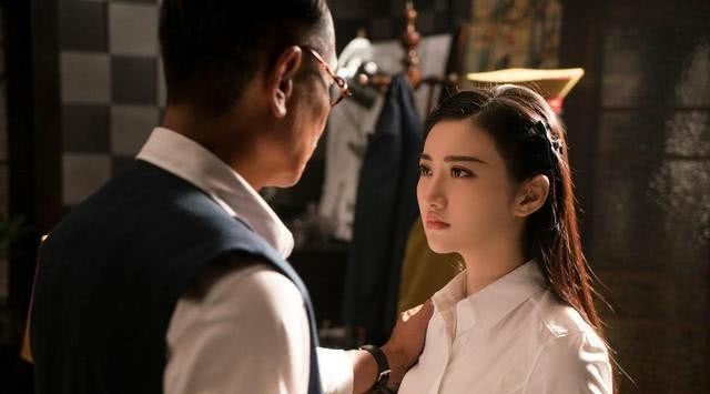 1924年，17岁的少女被59岁的养父叫到书房，但少女刚进书房，养父就按下了门锁