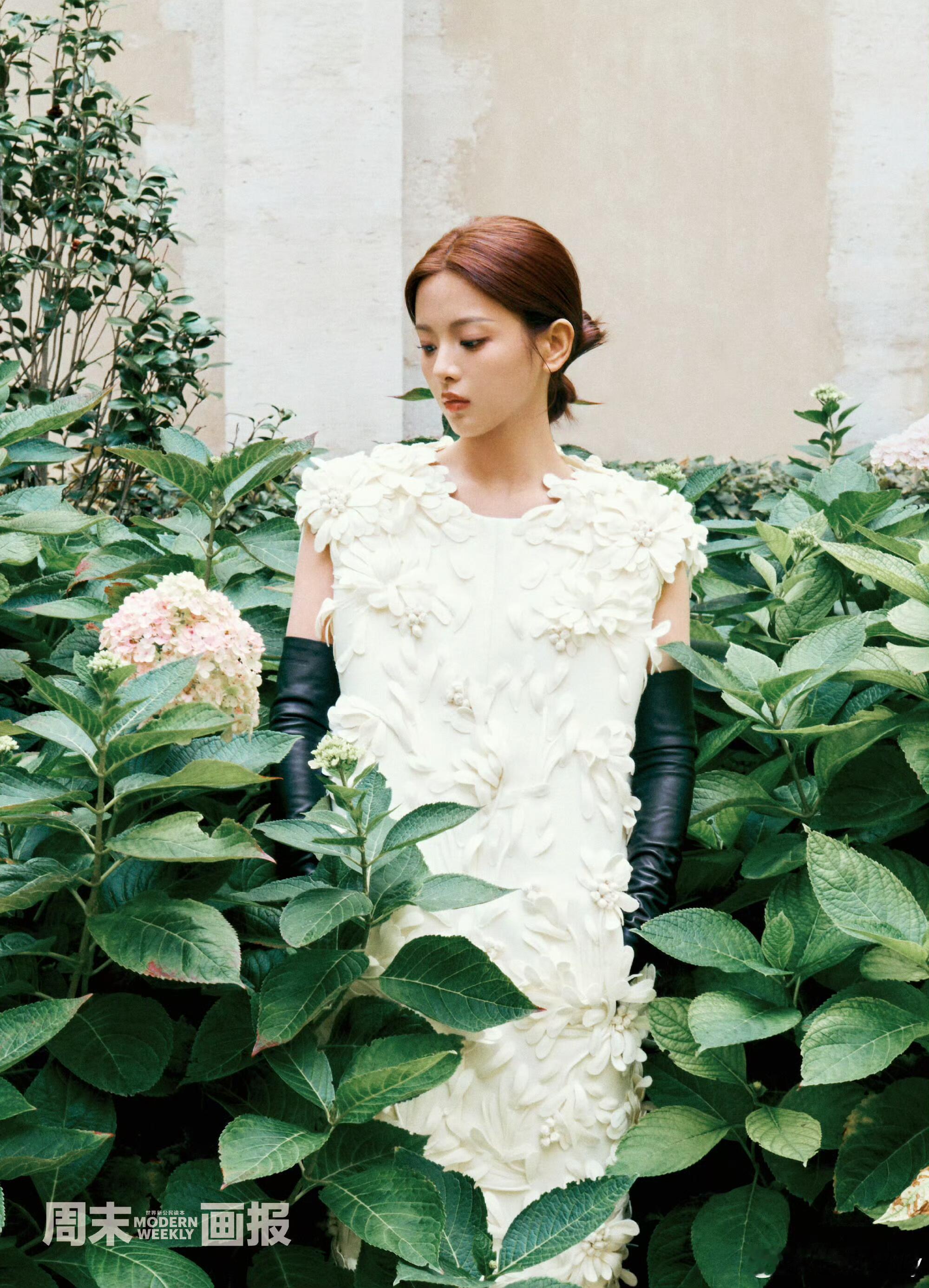 第一位穿巴黎世家新设计师作品拍封面的艺人杨超越身穿Balenciaga20