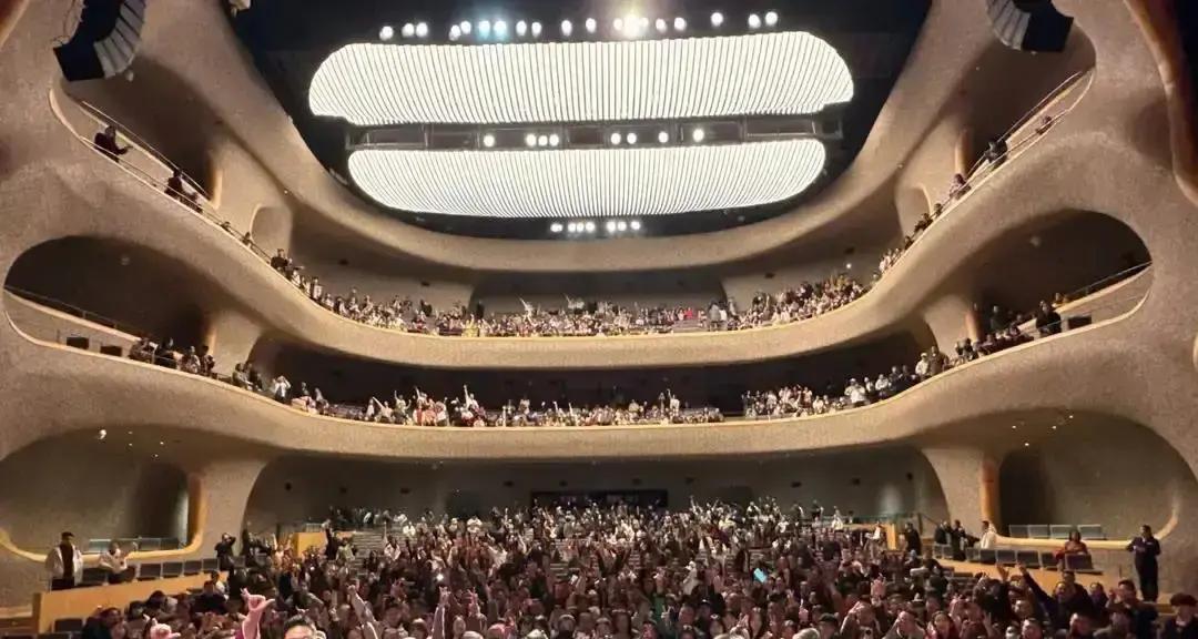 67场演出，一次没露面。抖音账号也停了快一年。德云社的舞台，少了张熟悉的脸。