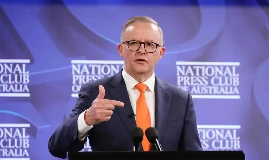 澳大利亚总理阿尔巴尼斯前脚还叫嚣当选总理后就收回达尔文港，现在老实了，态度180