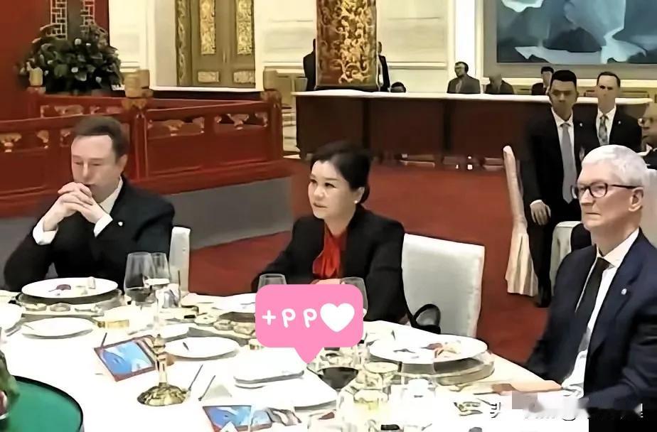 一张照片，彻底刷屏全网。全球科技圈两大顶流巨头——马斯克、库克并肩而坐，而