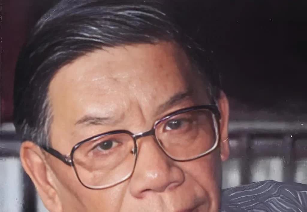当年英达告诉父亲英若诚自己要和宋丹丹离婚的时候，被很有涵养的英若诚一顿痛骂，遭到