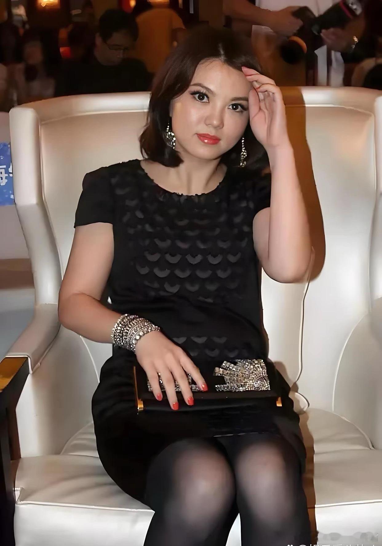 这个时候的李湘还没那么胖，人群中很亮眼​​​