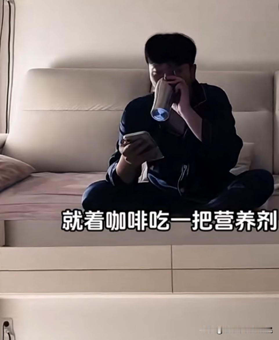 韩国人的24小时这个医美机构的金理事是凌晨4点钟起床,他起床的第一件