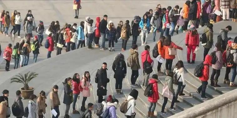 生命健康权和隐私，该怎么选择？最近，重庆落地艾滋病告知机制引发了亿万网友的赞许