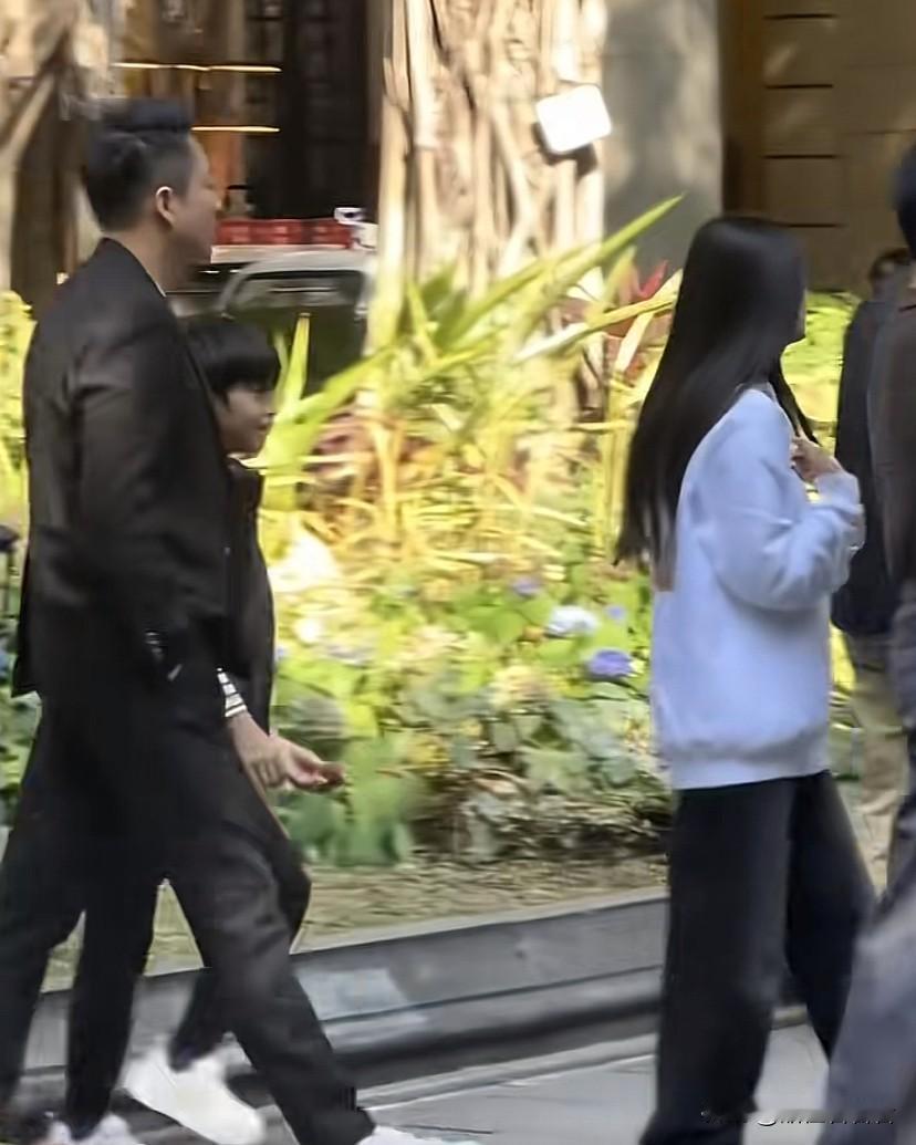 小玥儿和小林林跟爸爸广州游玩，还去广州麻六计吃饭，马筱梅和妈妈也一起陪同，小玥儿