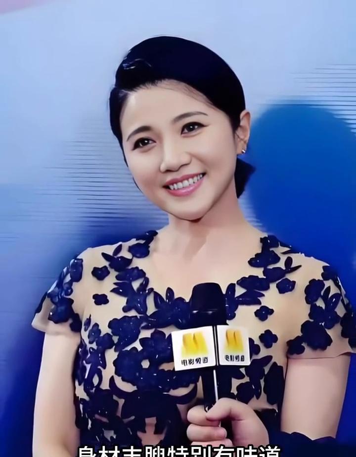 她是天生的美人胚子，瓜子脸，无论正脸还是侧脸都好看。演技更是硬核实力派，身材丰腴