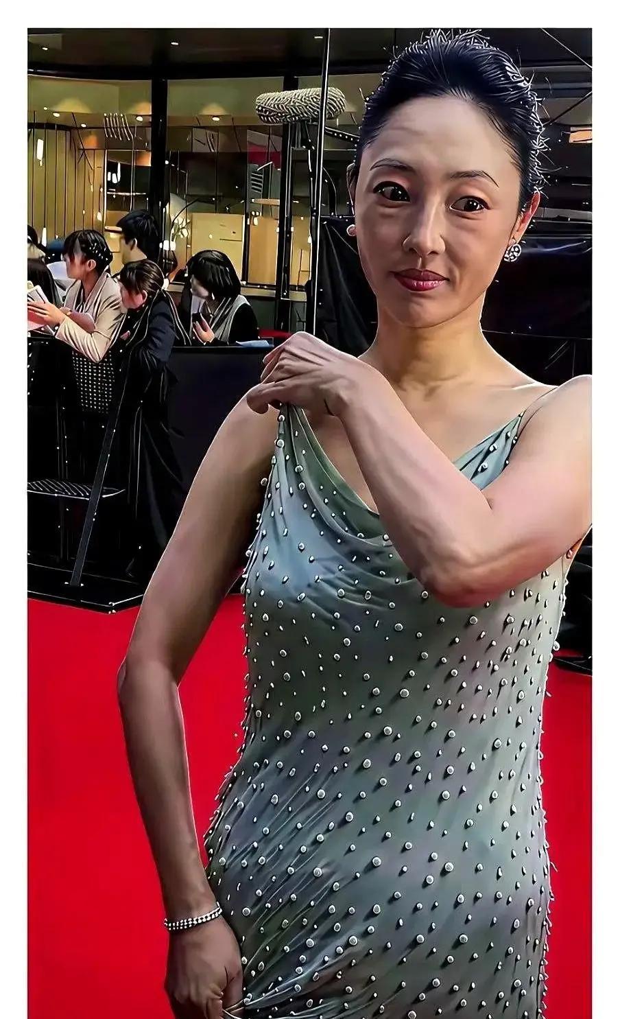 素颜黑眼圈，白百何把检察官演活了最高检点名：不准化妆。她顶着通宵的黑