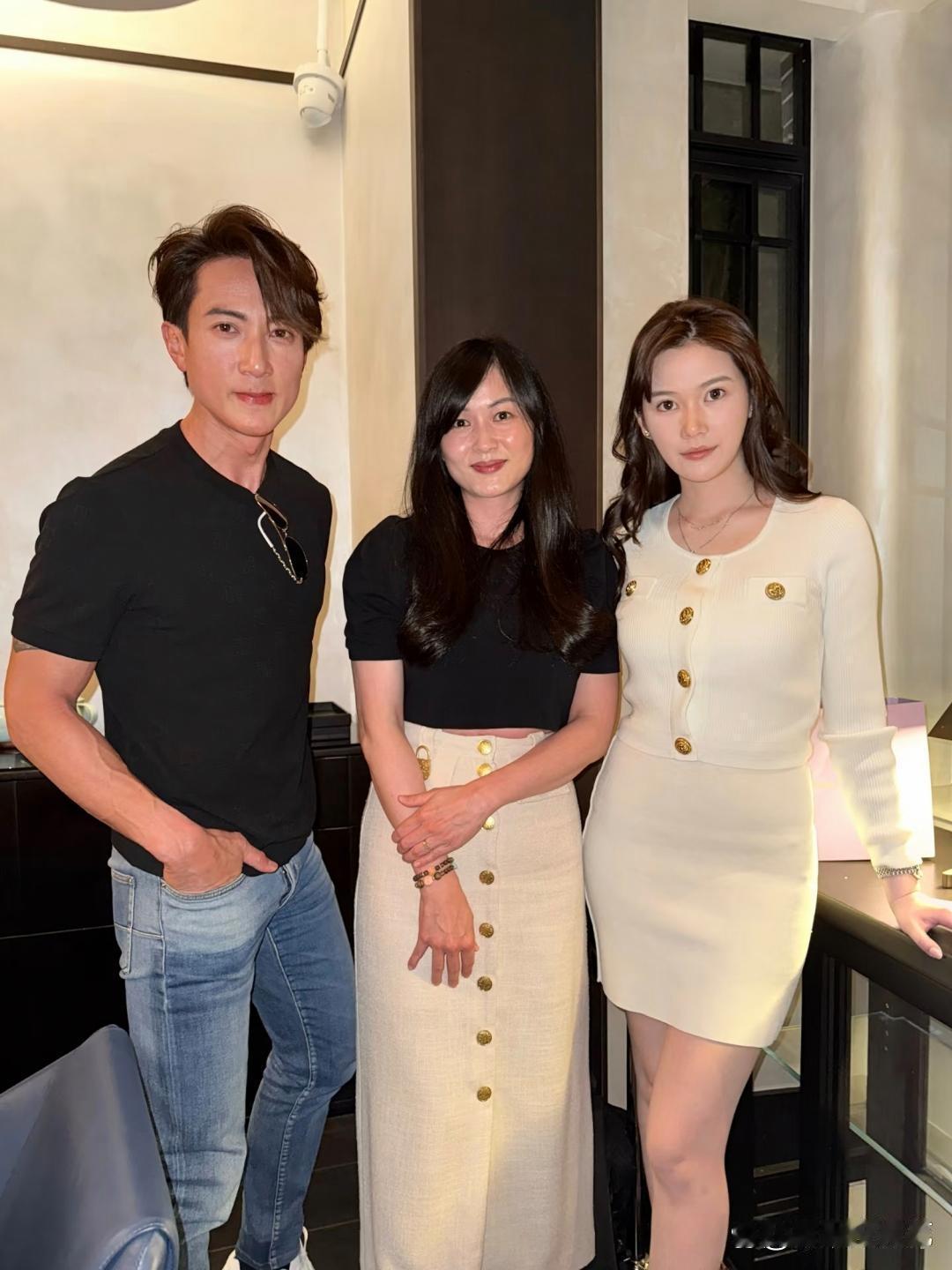 吴尊与妻子林丽吟现身澳门，和朋友相聚聚餐小酌。林丽吟模样显苍老，脸上油光明显，整