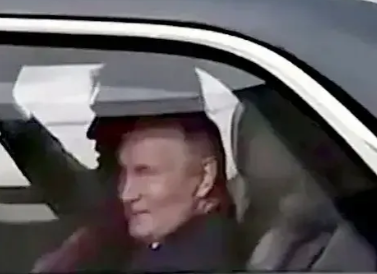 老特是人还是鬼？阿拉斯加见老普以来的三大令人讶异之处：1、这段时间以来，老特嘴