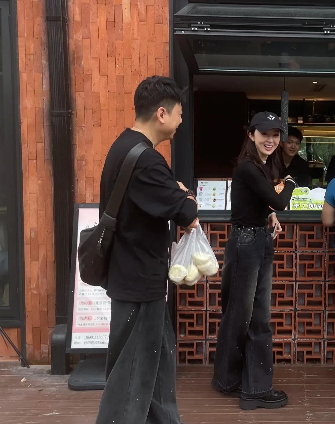 董璇也是少有的不上镜的女星，现实中她比电视上好看多了。董璇现身北京一家包子店旁