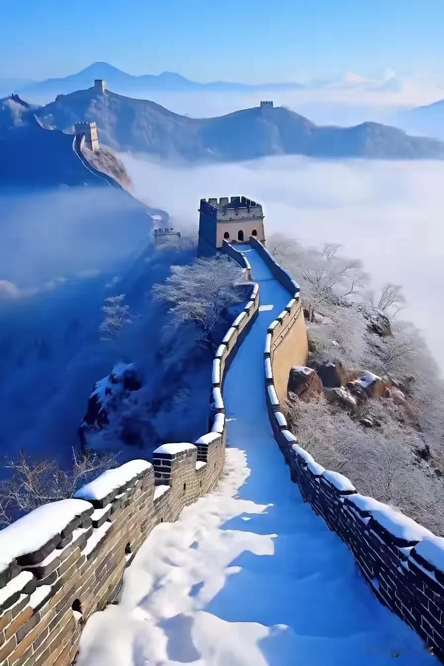 北国风光，千里冰封，玉树琼花添锦绣，红炉绿蚁暖胸怀。白絮纷飞落九天，银装