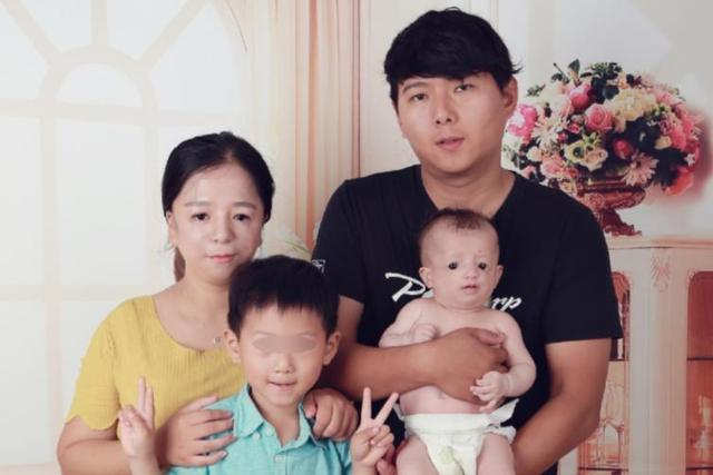 “鸟面妈妈”王小妞:不听劝阻生二胎,儿子遗传其外貌,现如何