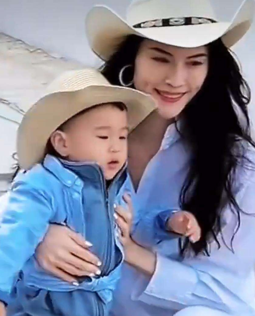 何穗晒带娃日常，和陈伟霆感情超稳，不官宣的恋爱太好磕近日，何穗晒出带娃的日常