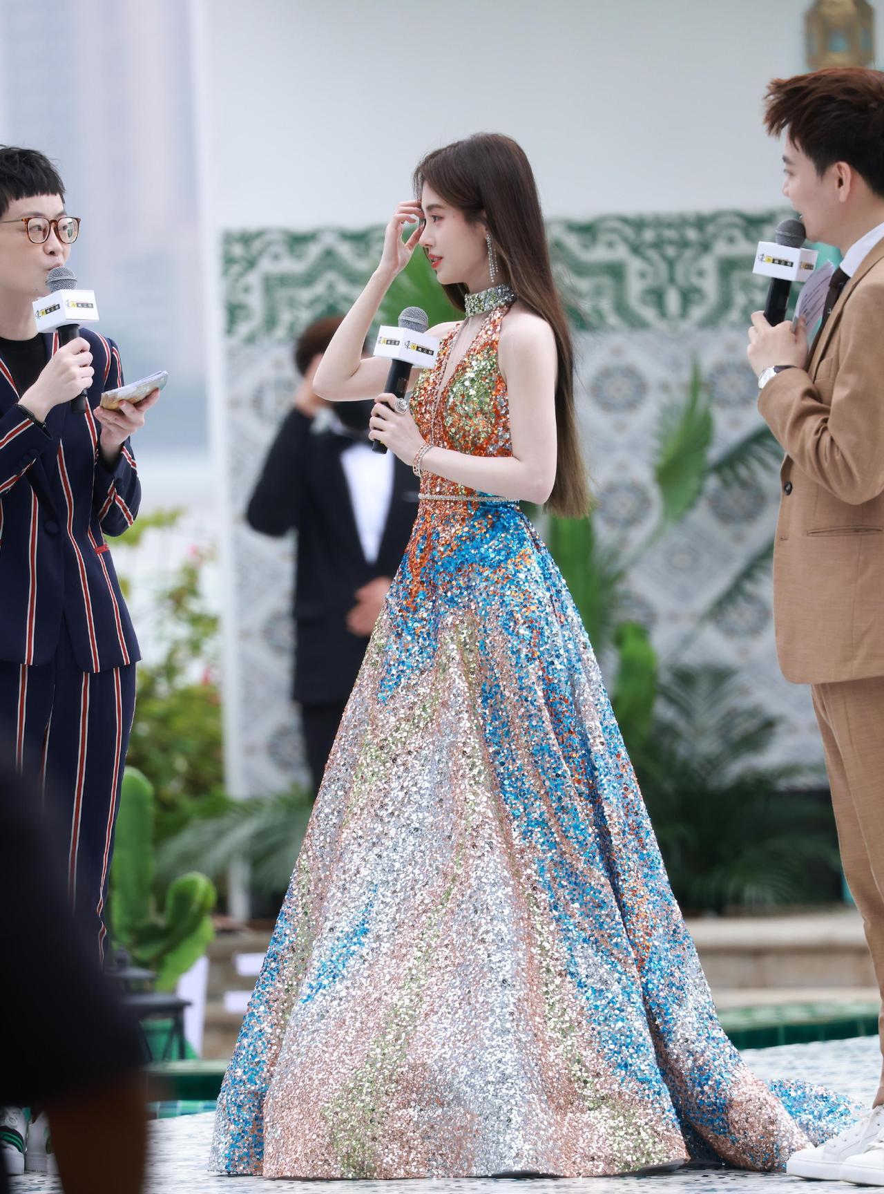 鞠婧祎穿上这套礼服太美了，撩头发的动作撩进你们的心里。