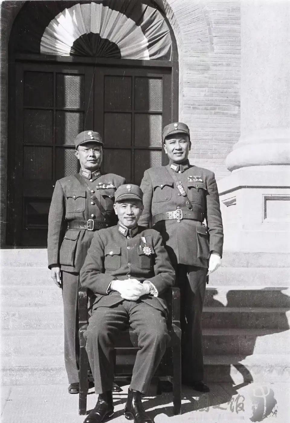 1946年，蒋校长与何应钦和白崇禧在南京陆军大礼堂前的一张留影，当时抗战刚刚结束